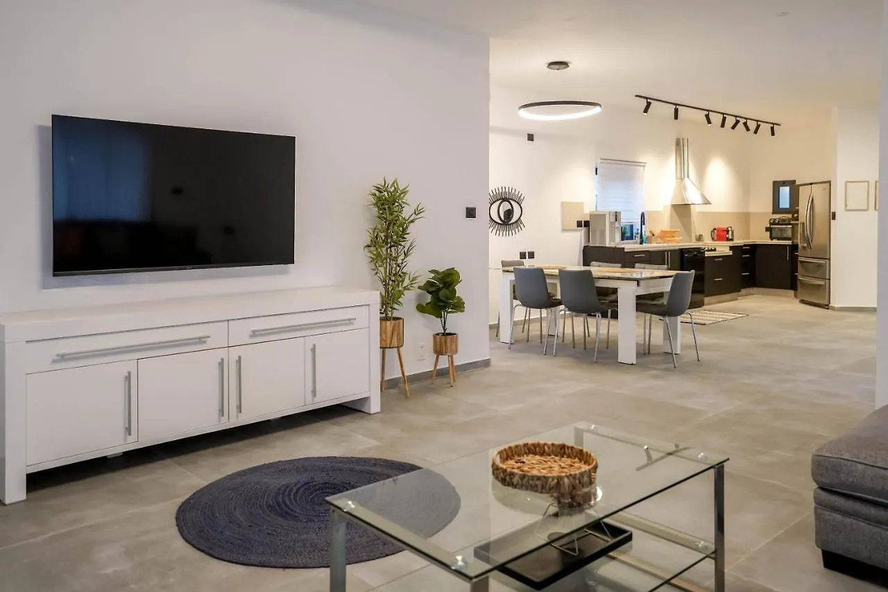 אילת וילה רוני בריכה מחוממת Villa Roni Heated pool ישראל